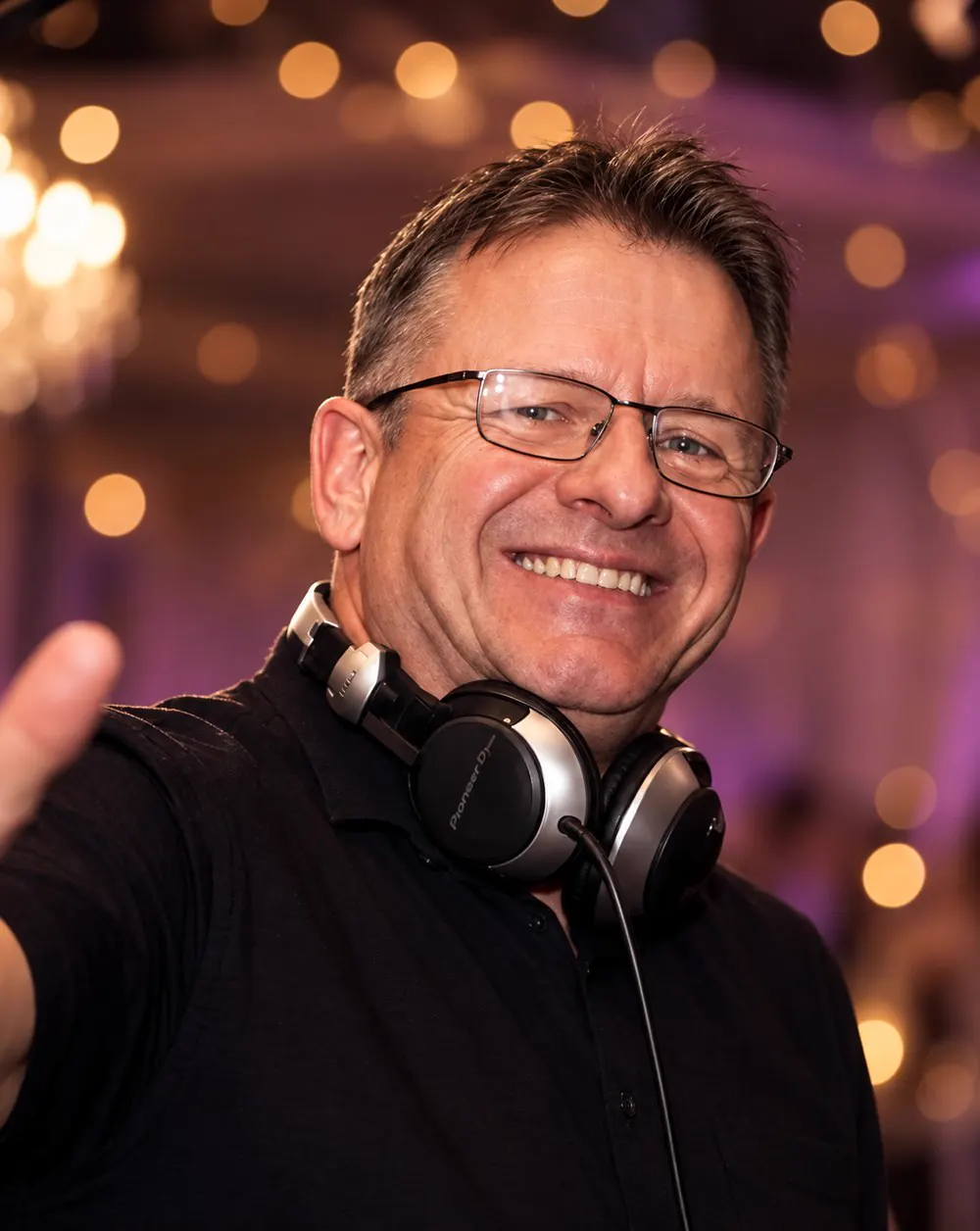 Hochzeits-DJ Frank Miller mit Kopfhörern