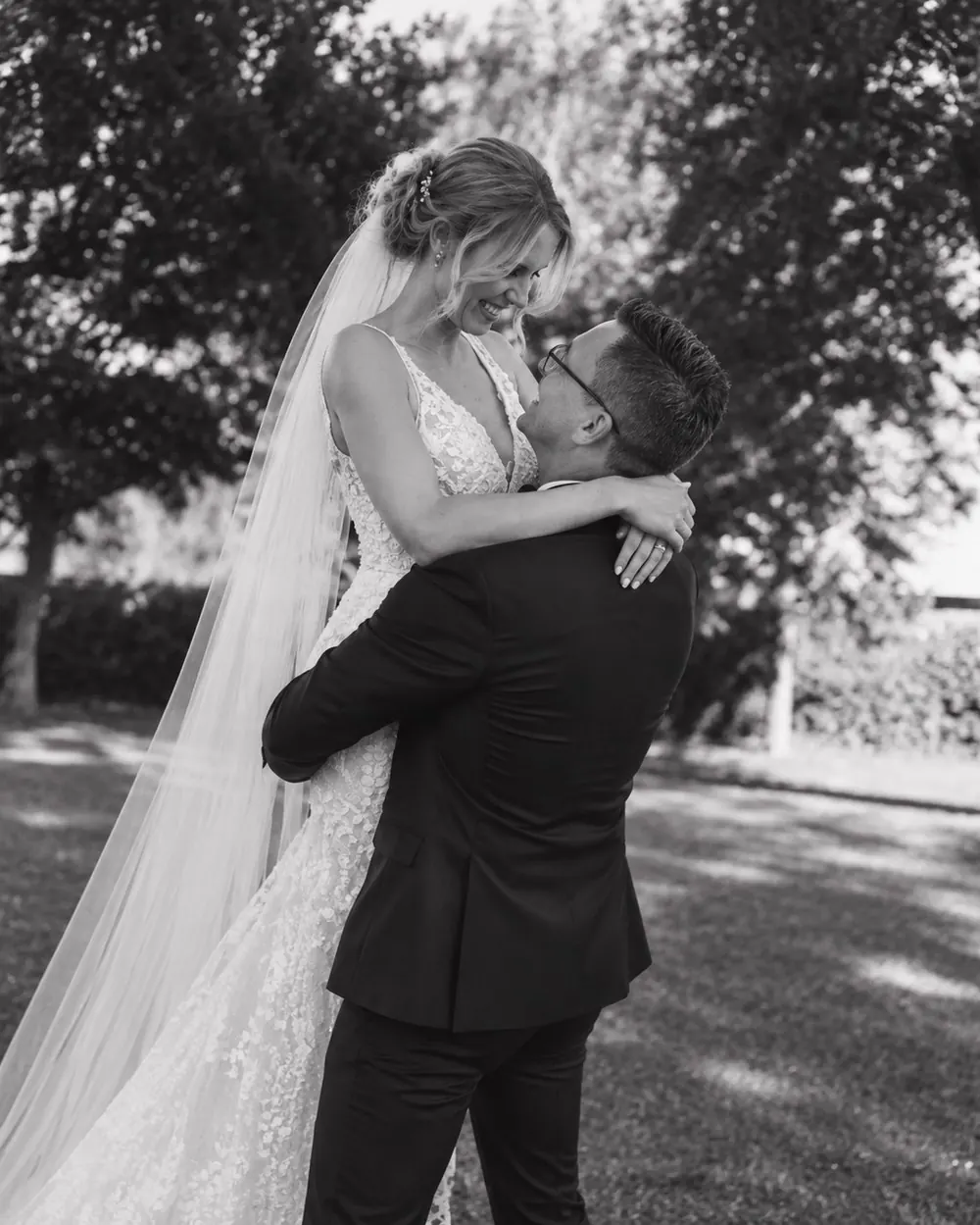 Brautpaar bei einem persönlichen Moment am Hochzeitstag